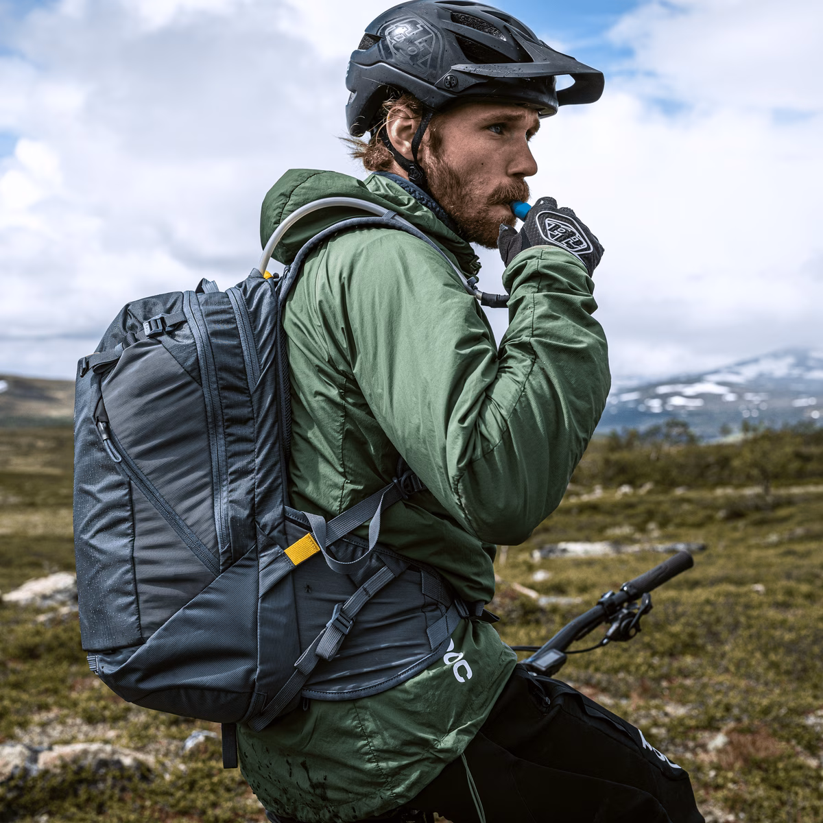 1384167 Rail 18L Hydration Backpack eMTB, Dark Slate - Image 3