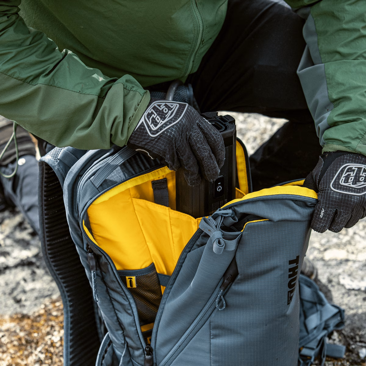 1384168 Rail 18L Hydration Backpack eMTB, Dark Slate - Image 2